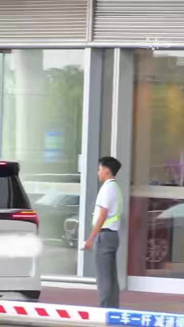杨幂橙色棒球帽麻花辫亮相机场，携胡萝卜玩偶出发录制王牌9