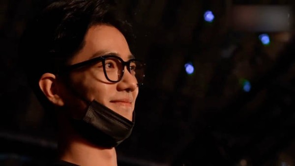 肖战现身孙燕姿演唱会,被偶像cue到害羞眼眶湿润