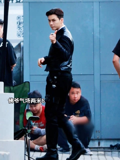 被粉丝们喊的夸张大佛爷的话逗笑了,回头听完比,九门片场路透