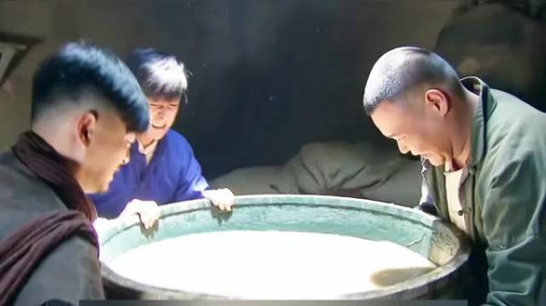 为了躲过小日子的追捕,几人举起一个大水盆堵住了地窖口