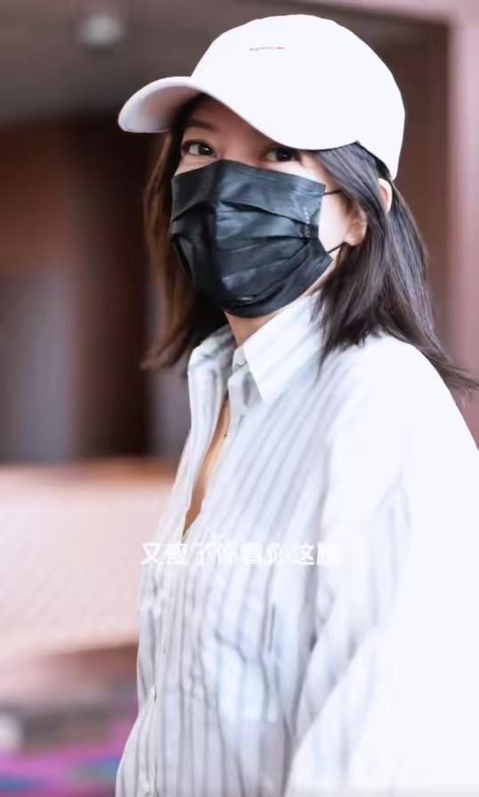 赵薇母女现身机场，15岁小四月身高近170，眼大脸窄比妈妈还漂亮