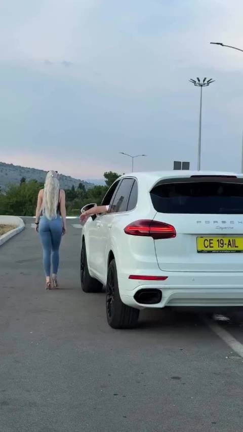 意思就是只要你有钱,拍也没事跟你走都行