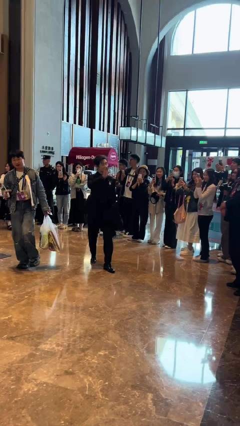 陈梦妈妈节目澄清与黄晓明亲属关系,两人为第四代表亲