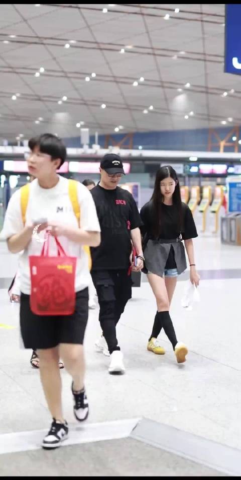 汪峰小女儿醒醒五官气质随章子怡，腿型未遗传父亲