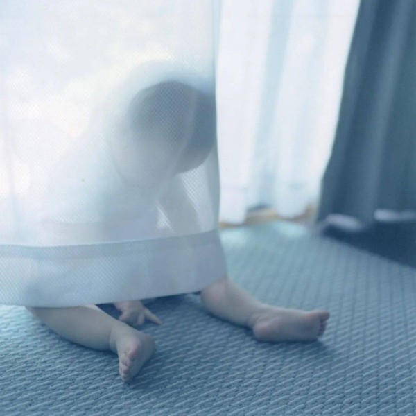 川内伦子《遥远闪亮的星，在手中闪烁》