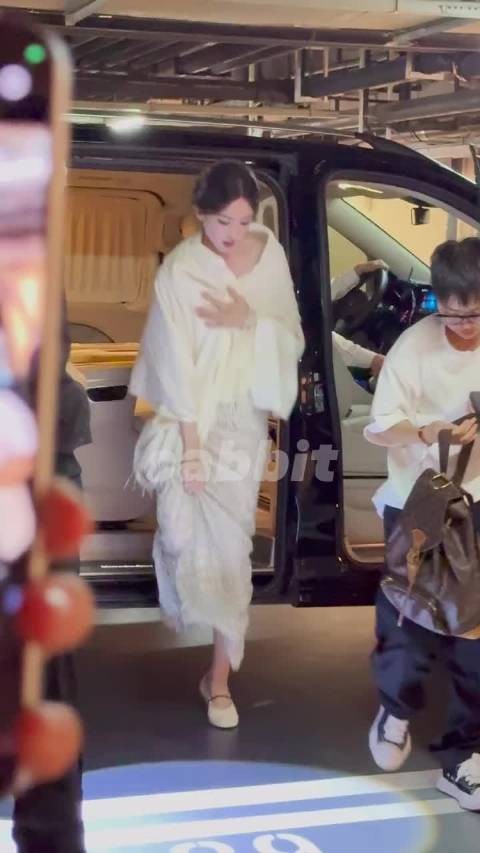 捡一个娜扎的下班~就穿着这么一个平底鞋美得仙气飘飘