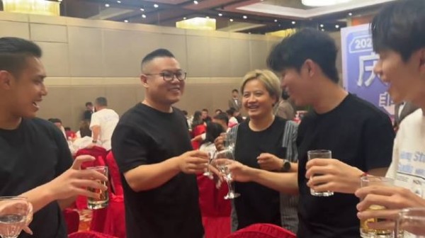 岳云鹏演唱会首演圆满成功 庆功宴上岳岳携手夫人郑敏一起来伴舞这桌敬酒