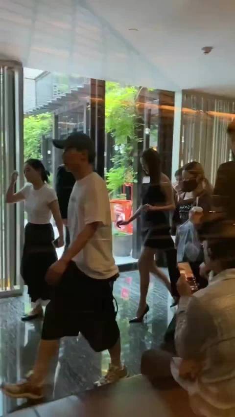 这几步走的太美了，又美又瘦又高，扑面而来的女神气质！