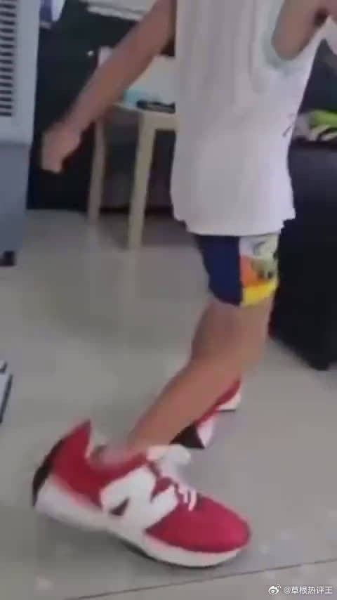 妈妈:哎哟,买大了,不过适合我穿