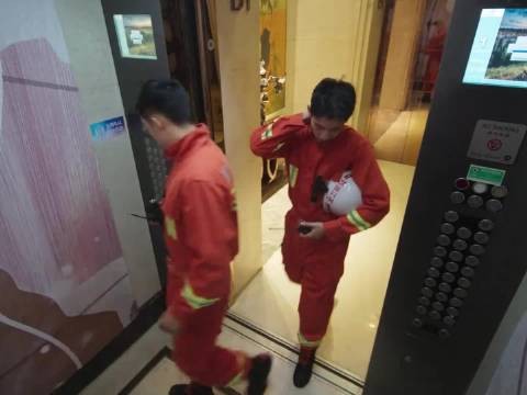 消防员被困电梯,自己人救自己人,哈哈