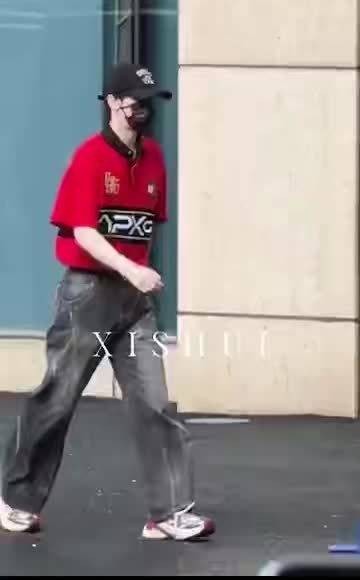 严浩翔晒王牌姓名牌谐音梗引热议