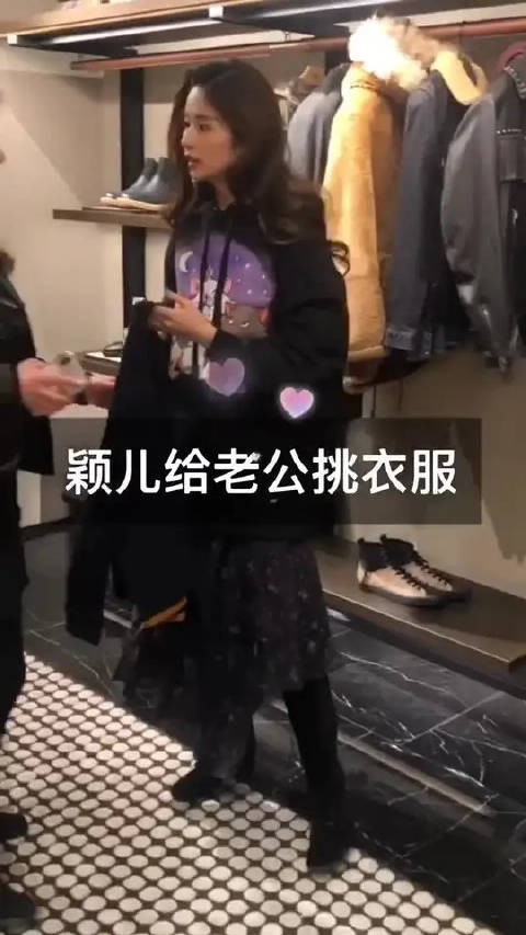 偶遇颖儿给老公挑衣服,她仔细看款式和尺码,超贴心