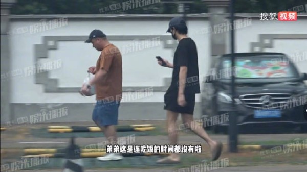 吴磊黑衣现身快餐店打包外卖匆忙离开
