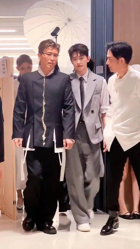 杨洋西装造型亮相,初代白月光风采再现