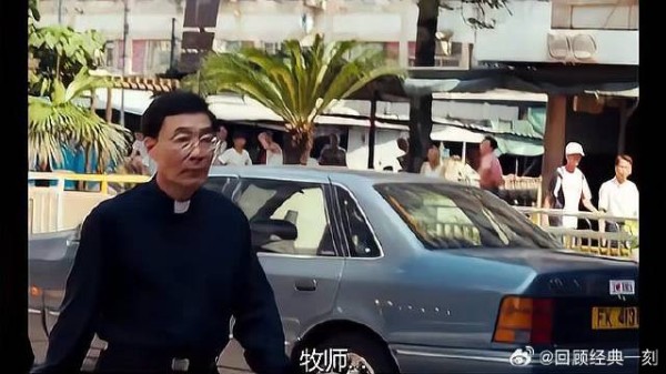 牧师看着老实本分,谁料竟是社区老大,乌鸦都怕他!