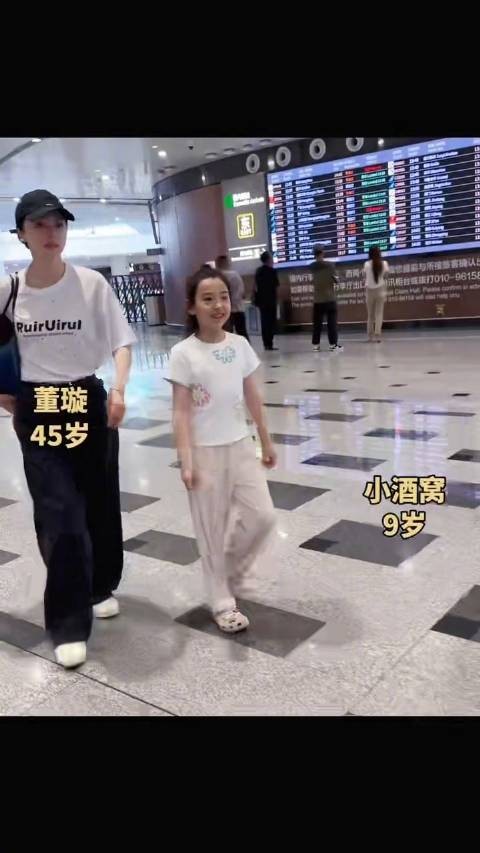 董璇携女小酒窝现身机场,女儿开朗互动萌翻众人