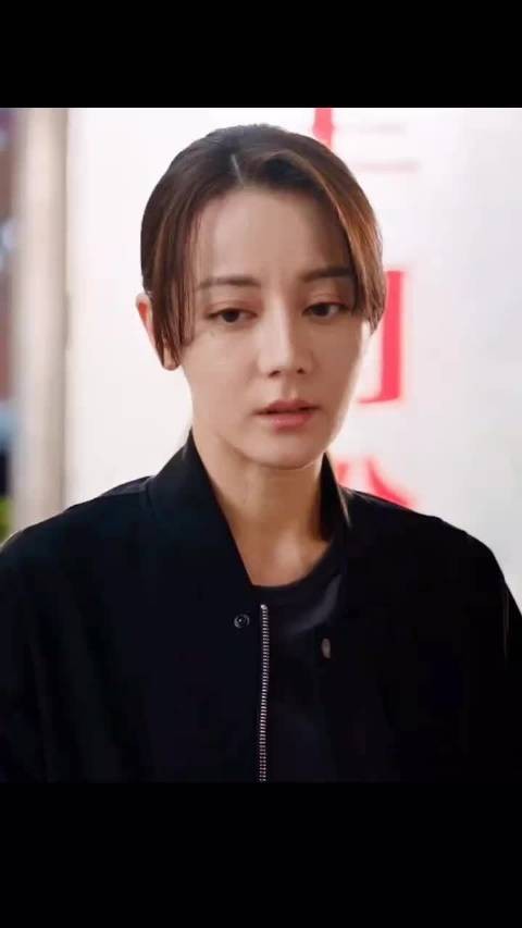 迪丽热巴饰演警官邓妍，心怀慈悲直面黑暗