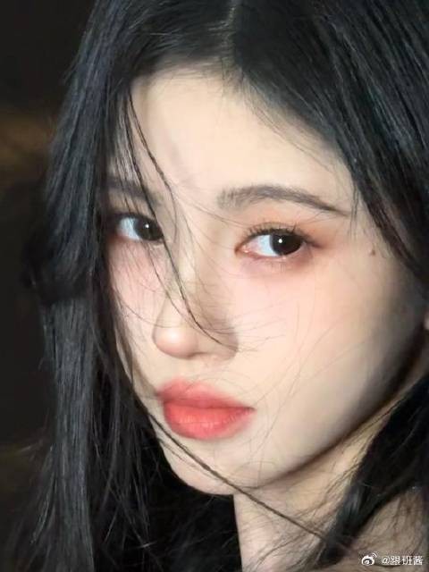 鞠婧祎一袭刺绣抹胸纱裙,清冷美御