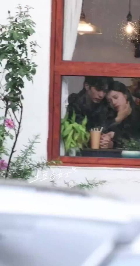 宋威龙 张婧仪《野狗骨头》路透~ 这种颜值的哥妹依偎在一起,很难嗑不到