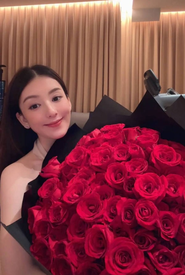 方媛手捧大束玫瑰花，鲜艳的红玫瑰衬得她的面容格外红润，气色超好。