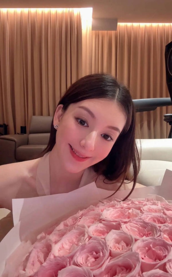 方媛绽放温柔笑容，气质在线。