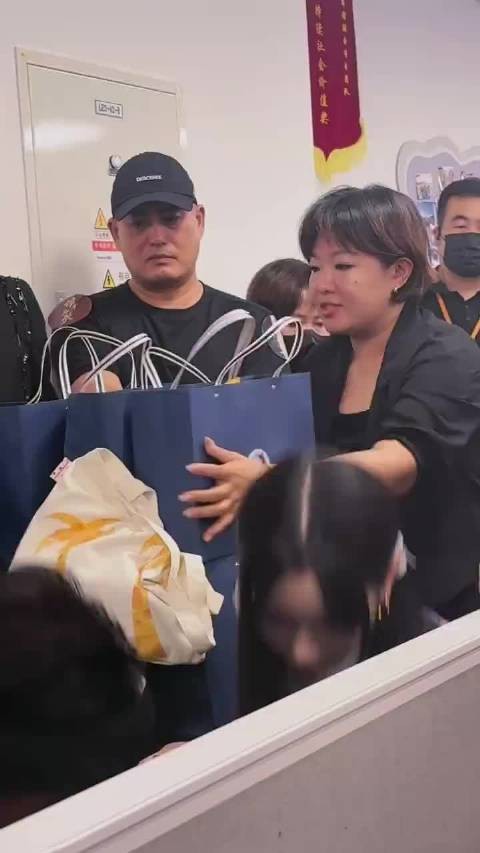周也丞磊扫楼状态元气满满同框养眼