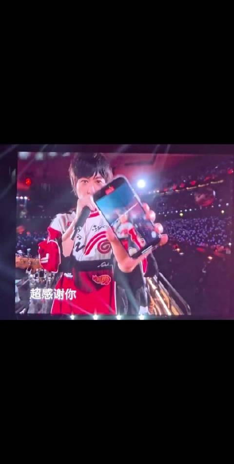 阿信演唱会手机被激光射中，粉丝关心维修情况