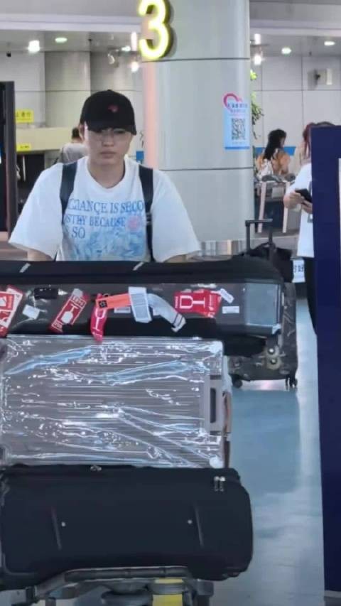 陈楚生长沙凌晨接机生图曝光，温柔氛围感拉满