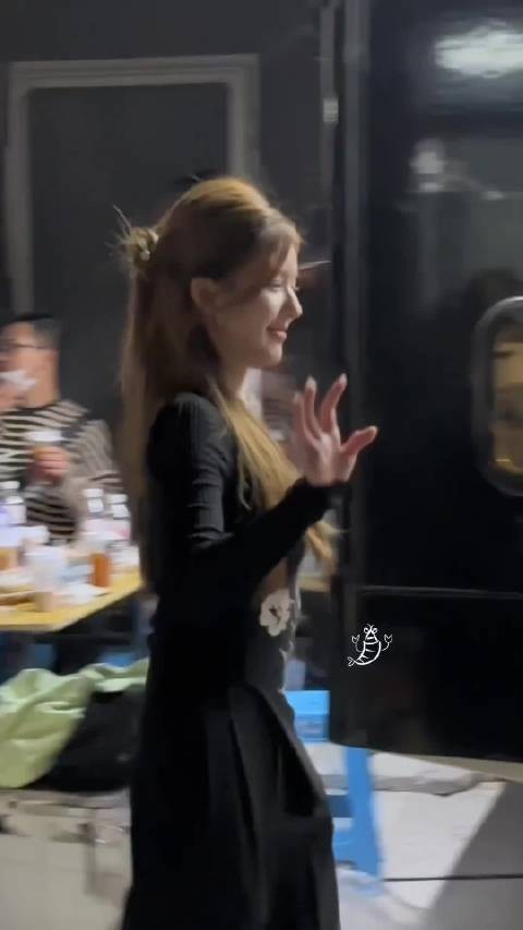 赵露思直播活力营业，沉浸式互动引热议
