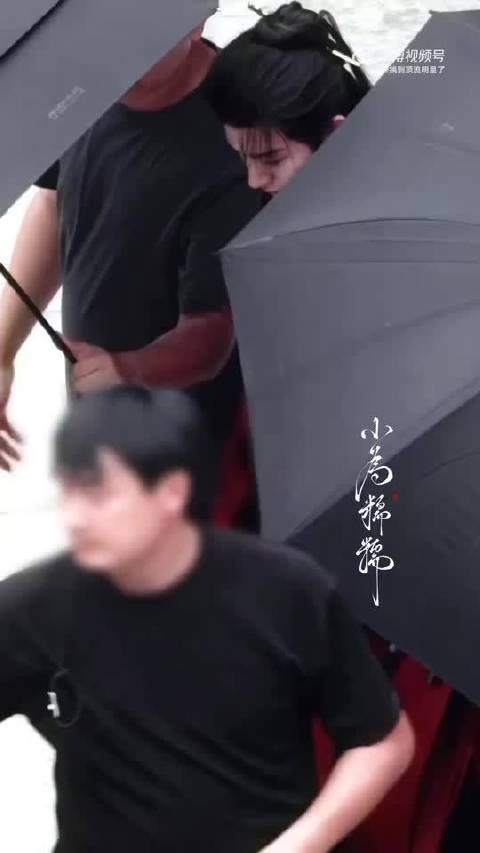 邓为《风月不相关》红袍造型路透曝光