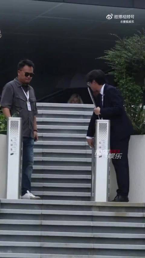宋雨琦鎏金长发甜酷造型亮相，手持麦克风眼神专注