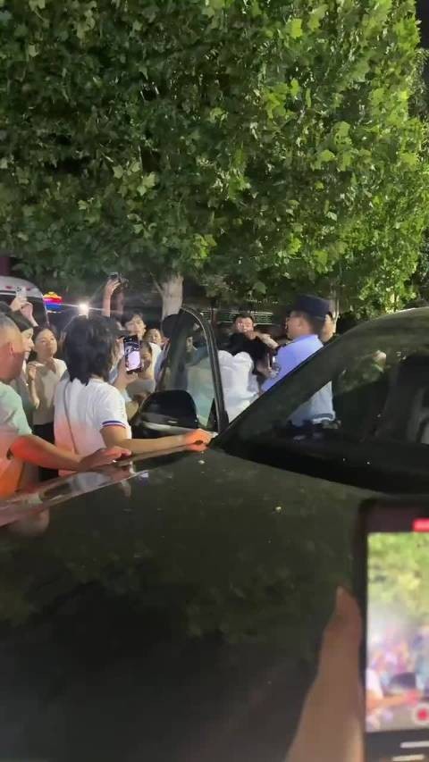 现在看热闹的真是铁，忠实粉
