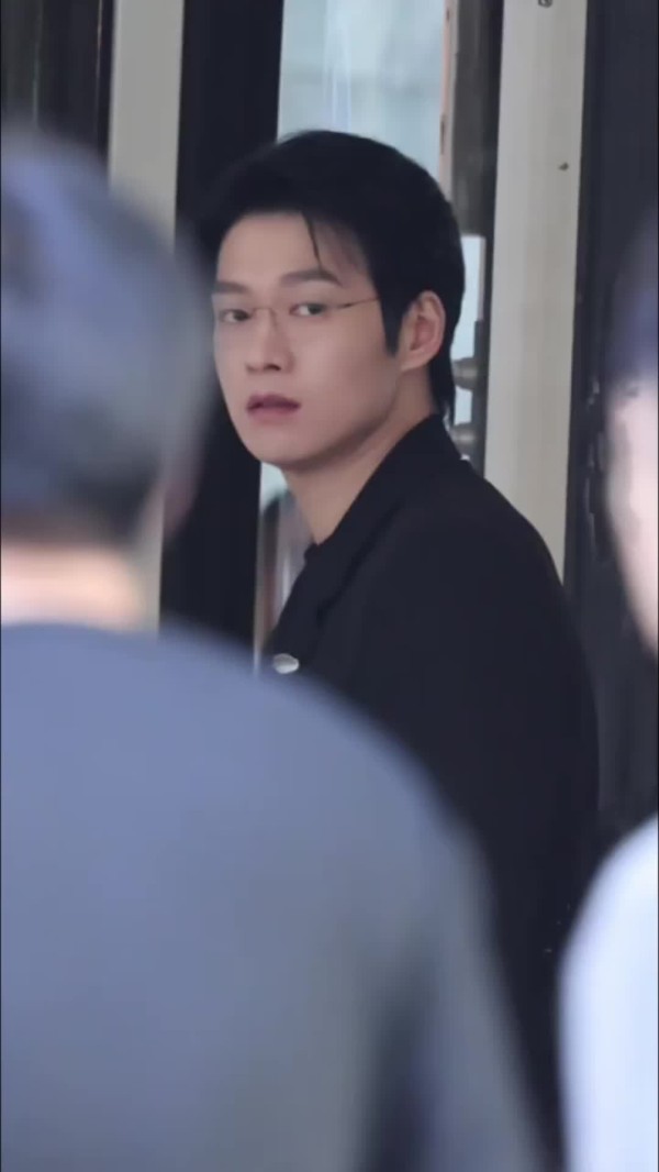 魏大勋无可替代今日路透小合集 啊啊啊金丝眼镜西装,帅到我尖叫!