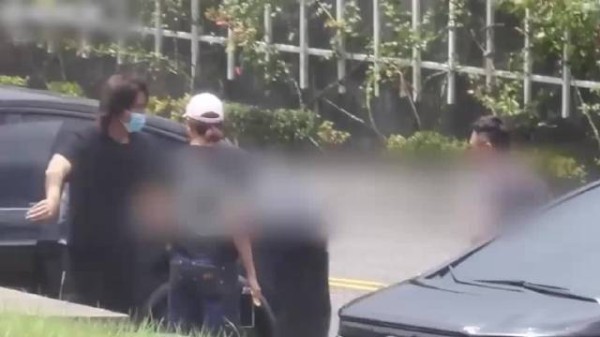 言承旭赴金宝山拜祭大S，悲伤落泪被狂风吹乱头发，独自吃斋面果腹