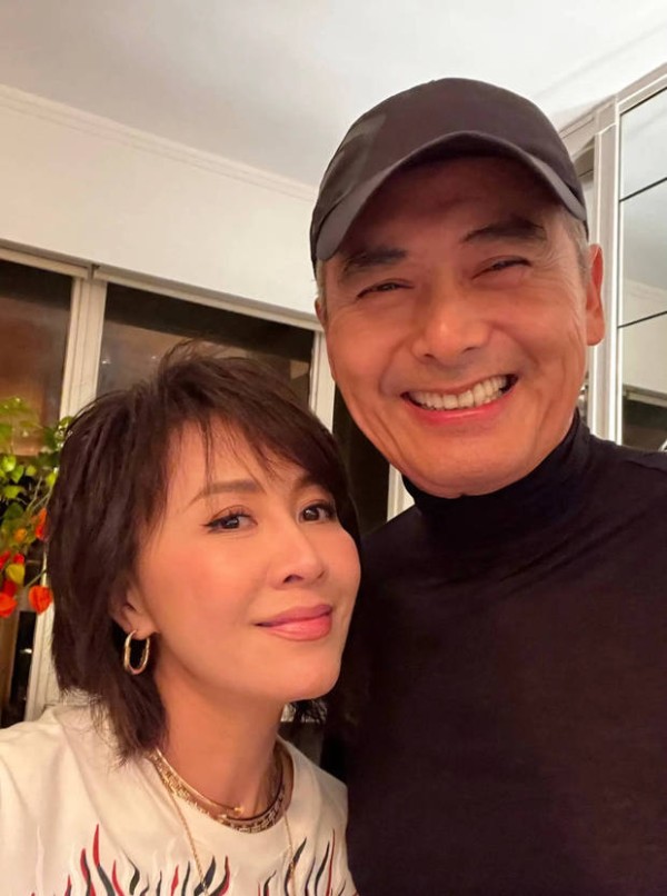 刘嘉玲与周润发合照开心灿笑。