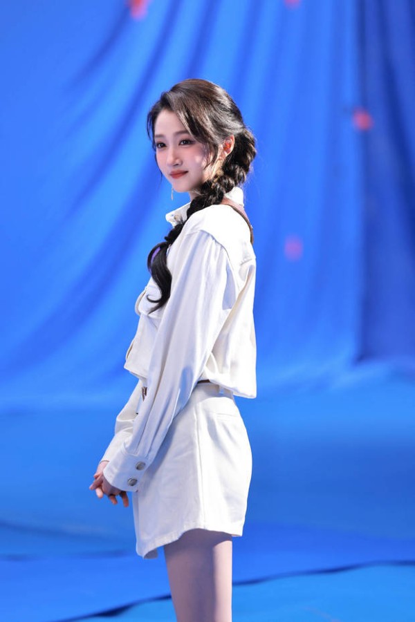 关晓彤扎着麻花辫，少女感十足。