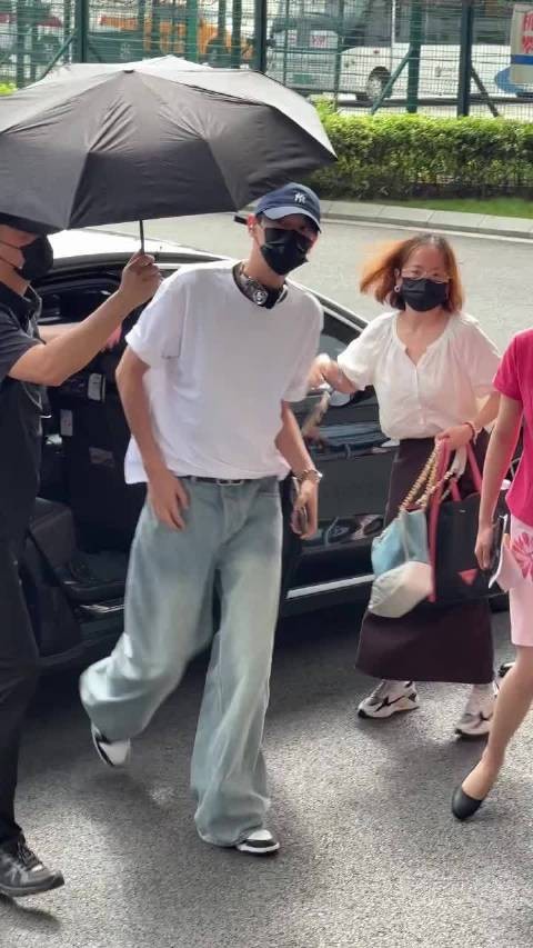 不是白t牛仔裤鸭舌帽口罩就是帅哥的 得有身高 得有气场 得叫田栩宁