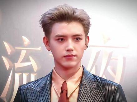 大家好，我是一位来自中国的演员，名叫陈飞宇