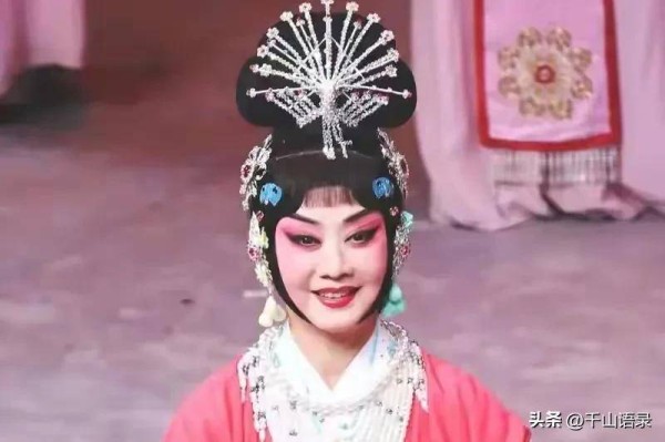 59岁李胜素不婚不育：27年搭档台下递水，舞台凭什么让世俗闭嘴？