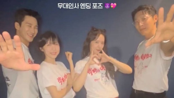 林允儿新片《恶魔搬进来了》宣传启动，少女时代18周年周边发售