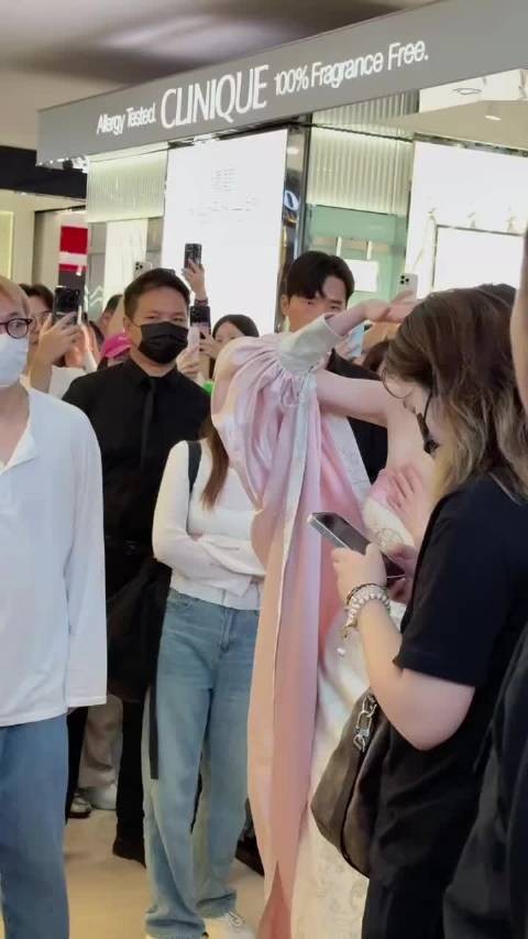 宋轶皮肤白皙状态佳后背纤薄无赘肉