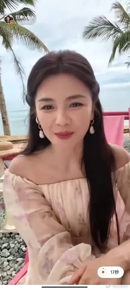哇，刘涛直播太会逗啦，粉丝要饭撒，她装懵问是啥，说要撒饭又比心，妙！