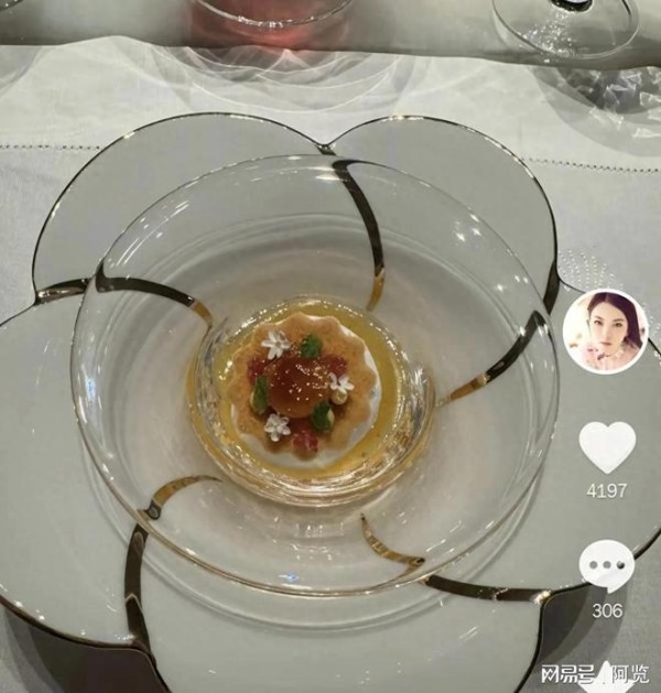 李湘晒午餐，吃四盘西餐，有高级鱼子酱还有高级虾