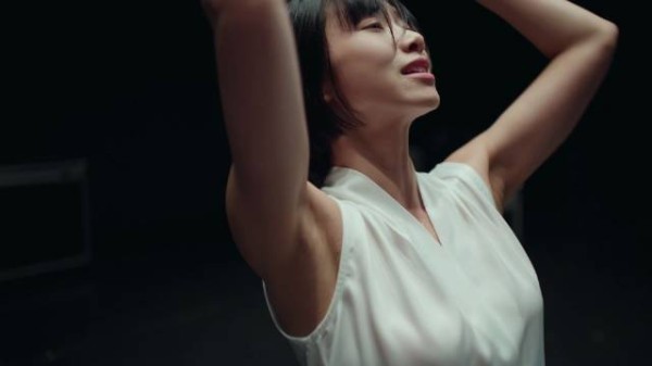 张韶涵歌声诠释韧性，荣耀Magic V Flip2传递坚持力量