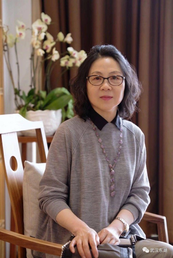 池莉推新书《人生在世 自作多情》，作家眼里的武汉热干面、江滩、东湖别有韵味