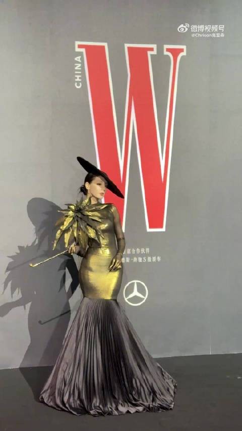 迪丽热巴烫金鱼尾裙亮相W年度光影盛典