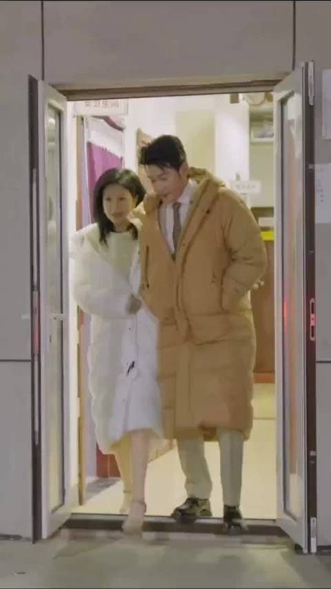 陆毅鲍蕾夫妻同框亮相，男方帅气依旧女方显岁月痕迹
