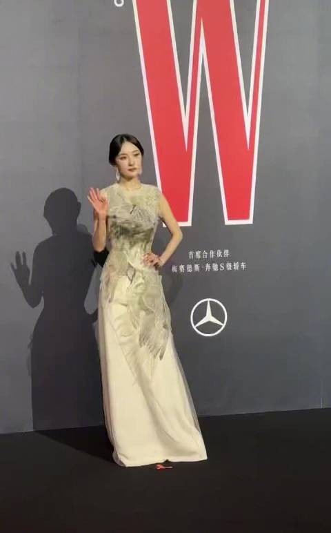 杨幂新中式造型诠释传统元素时尚魅力