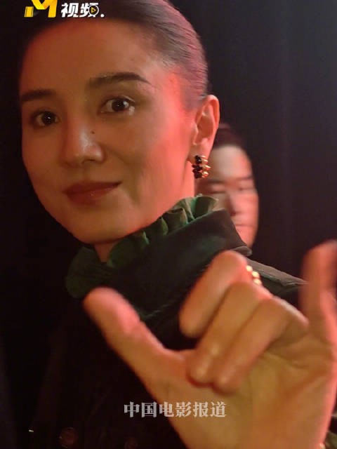 宋佳“挠”了一下我们的镜头