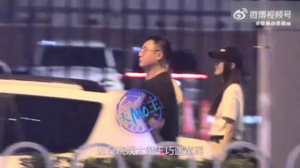 狗仔拍到童瑶在街边抽烟，你别说，这抽烟姿势还挺帅